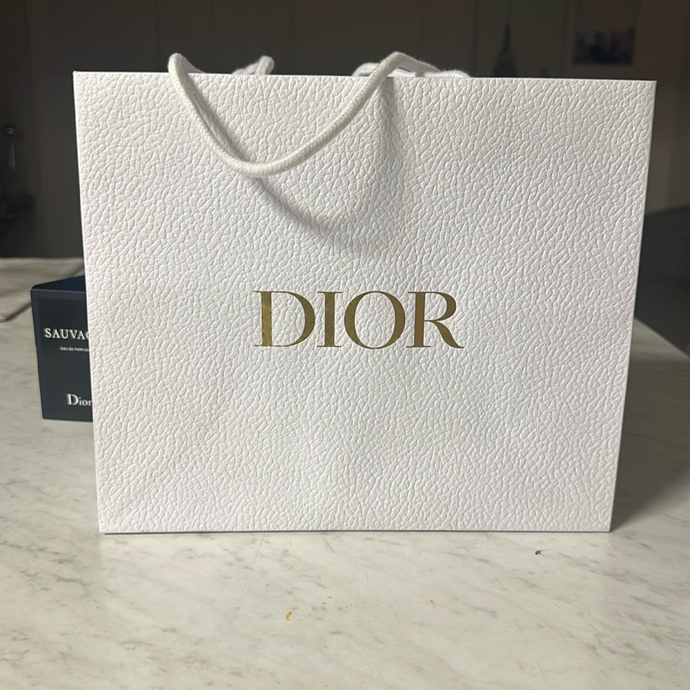 ⭐️🐝✨Small Dior shopping empty bag, perfect for storage, gifting,or display!!⭐️🐝✨